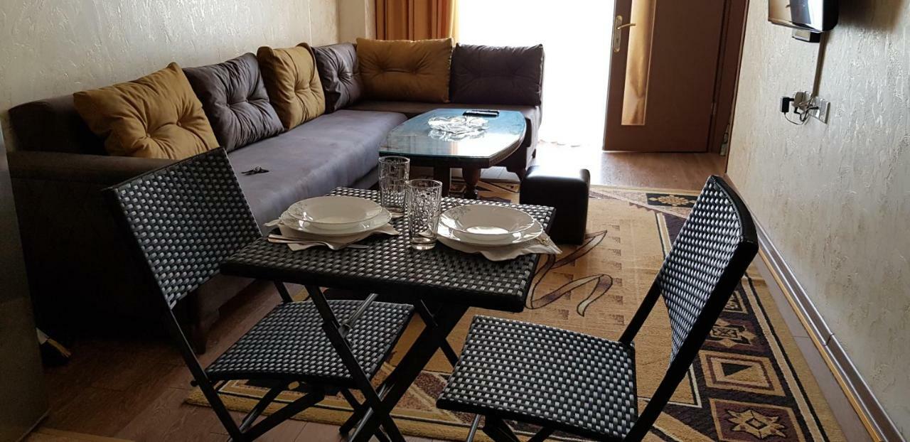Nino Apartment On Pirosmani Batumi Zewnętrze zdjęcie